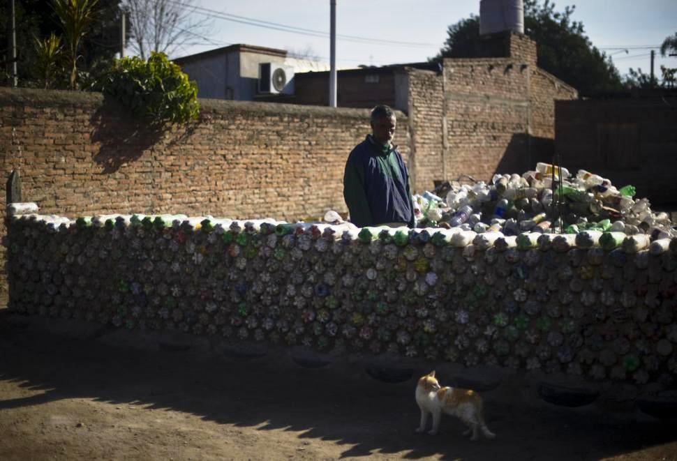 Ramón tendrá casa por primera vez y estará hecha con botellas de plástico