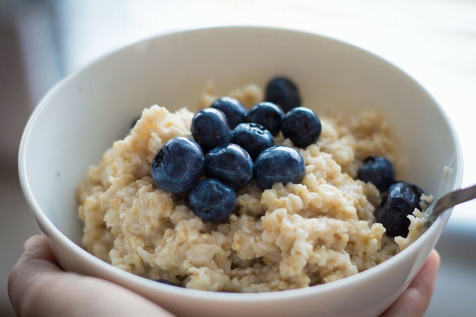 Investigadores explican lo que pasa en tu cuerpo cuando comes avena cada día