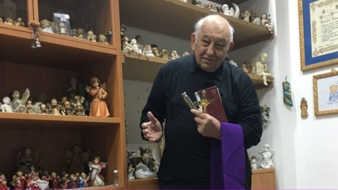 Así es el día a día de este exorcista en Roma