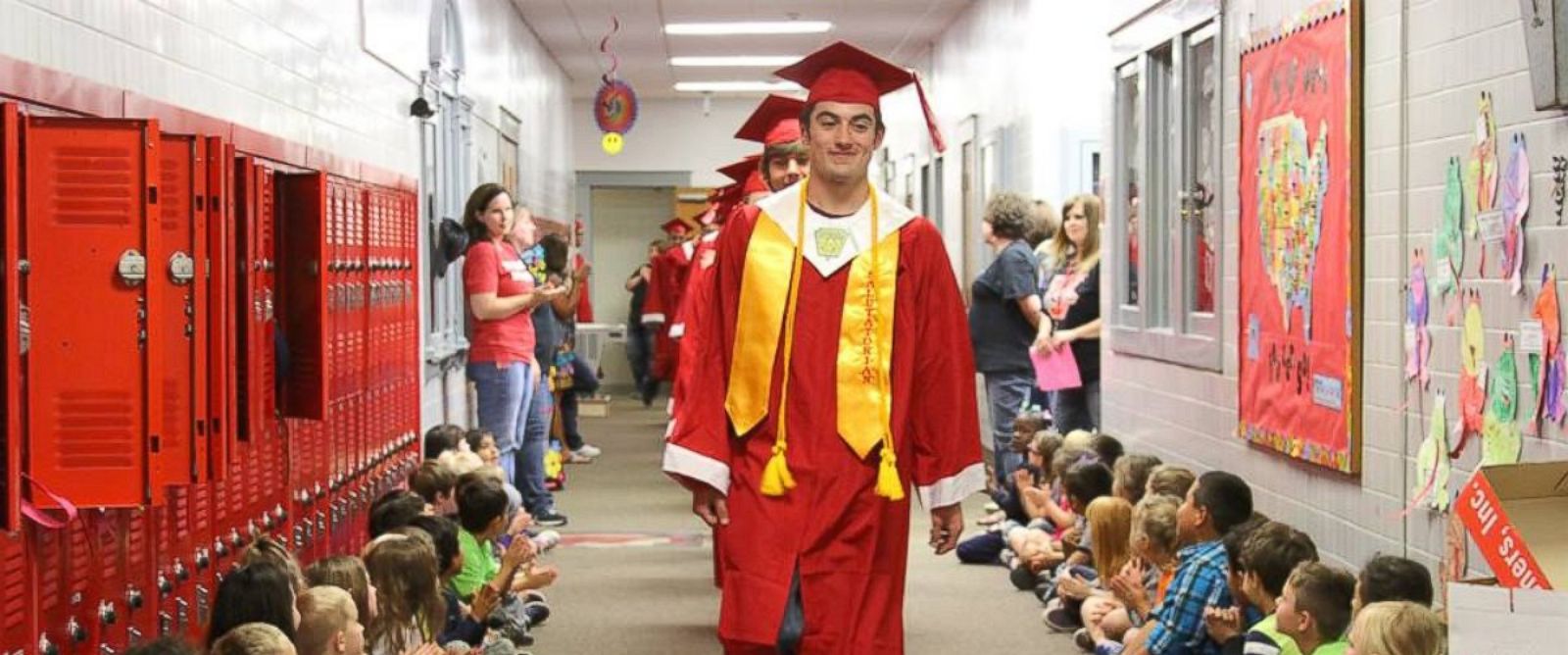 Texas High School Seniors Take 'Senior Walk' to Inspire Younger Students