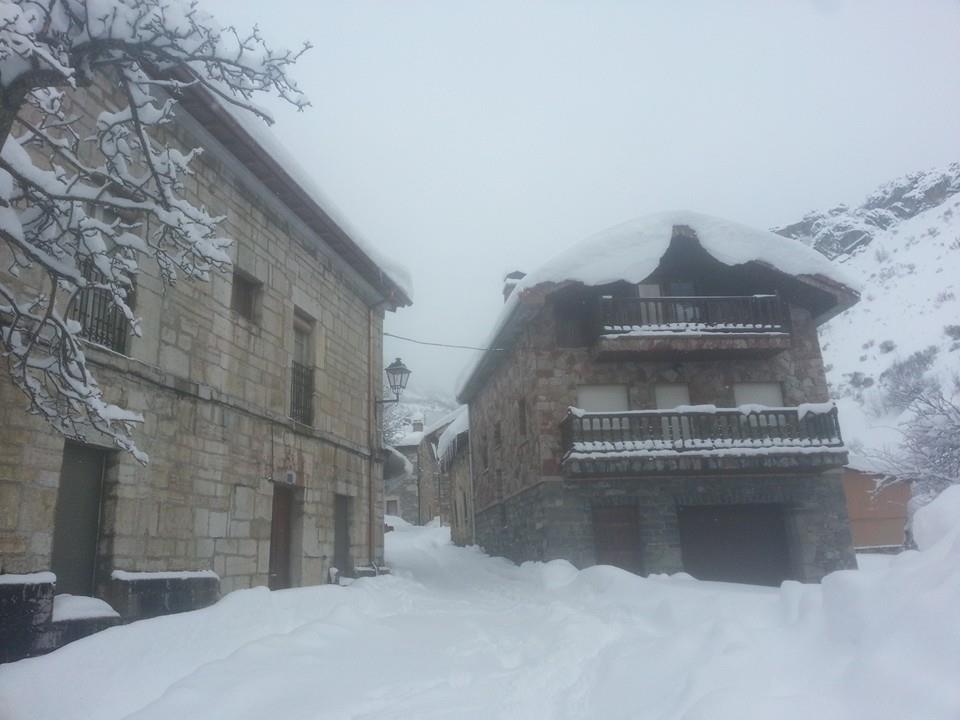 la nieve cubre las montañas(lois)  como antaño