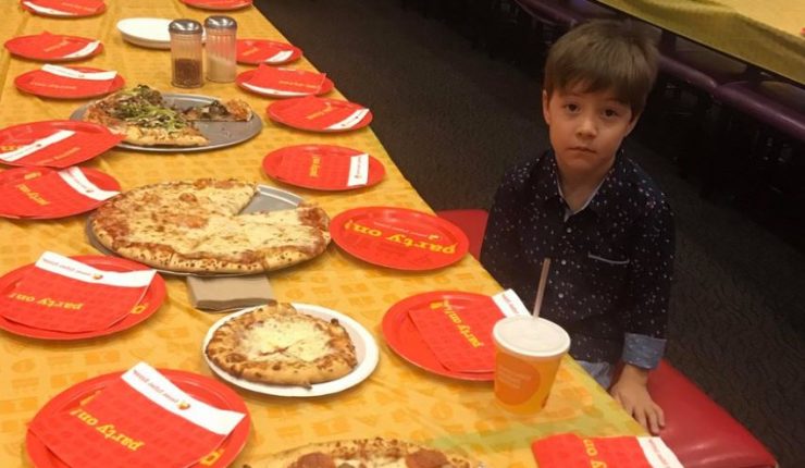 Ninguno de sus amigos llegó a su fiesta: la triste historia de Teddy que tuvo un final feliz