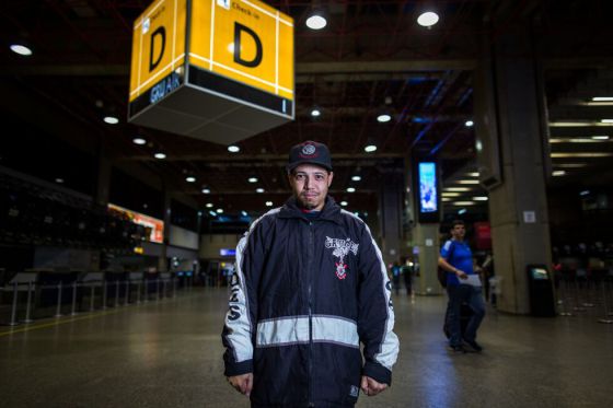 Este hombre vive hace 15 años en un aeropuerto. ¡De película!