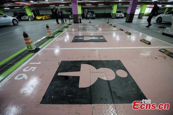 Increíble pero cierto: en este país hay centros comerciales con parkings especiales para mujeres