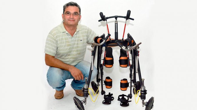 Un nene con parálisis cerebral pudo caminar gracias a un inédito prototipo diseñado por un vecino