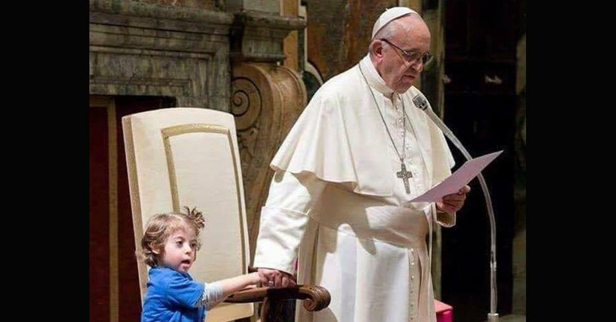 Niña con síndrome de Down interrumpe misa del Papa Francisco y su reacción se vuelve viral