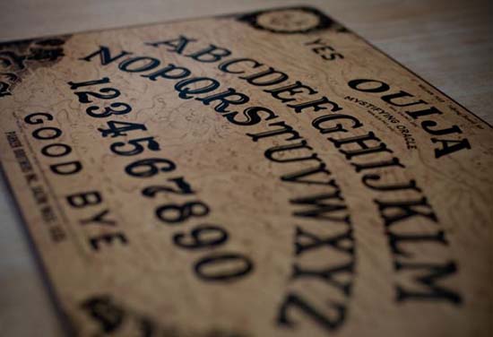  Maestra juega ouija con niños de 5 años en el salón de clases