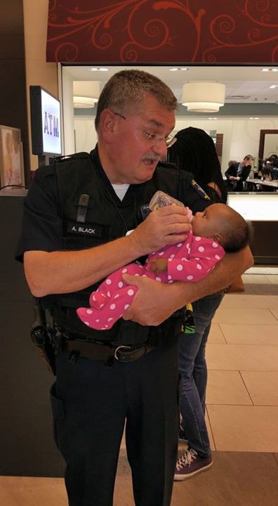 Este policía ayudó a calmar a una bebé en un centro comercial por una hermosa razón