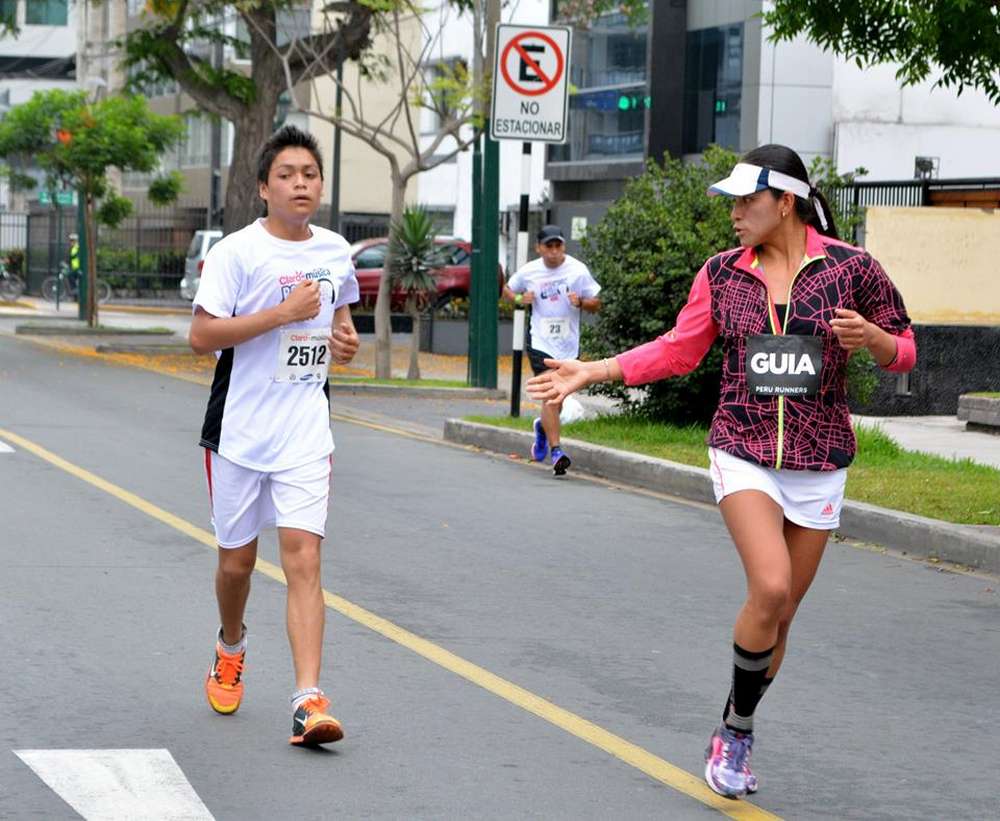 Crean en España la primera plataforma que une a runners ciegos con corredores guía