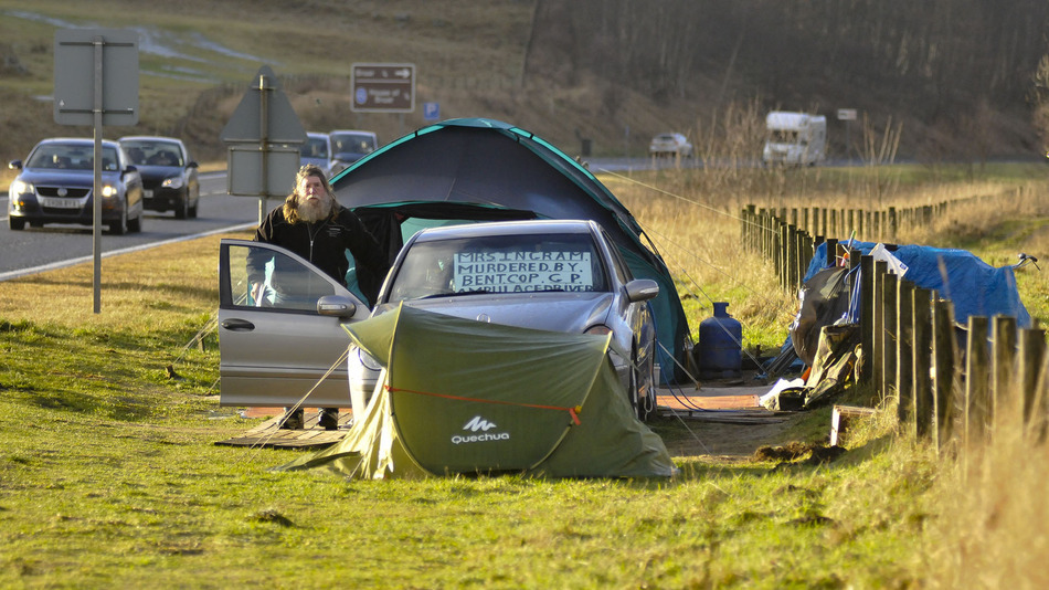 Man living in a Mercedes beside a Scottish road gets evicted after 3 years