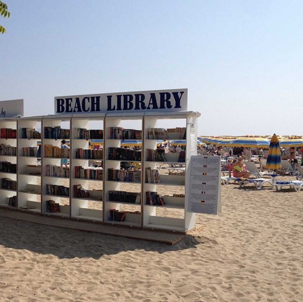 ¿Bibliotecas en la playa? Esto ya es posible en varios lugares del mundo