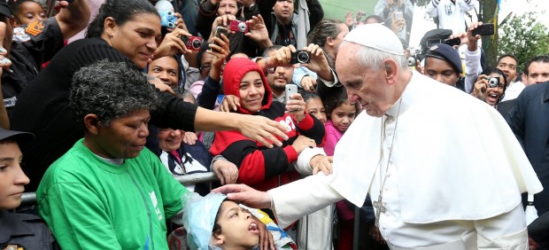 El papa en una favela de Brasil: "La realidad puede cambiar, el hombre puede cambiar"