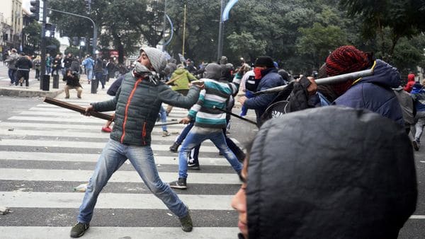  CUANTO CUESTA EL ALQUILER POR MARCHA DEL GRUPO REVOLUCIONARIO QUEBRACHO 