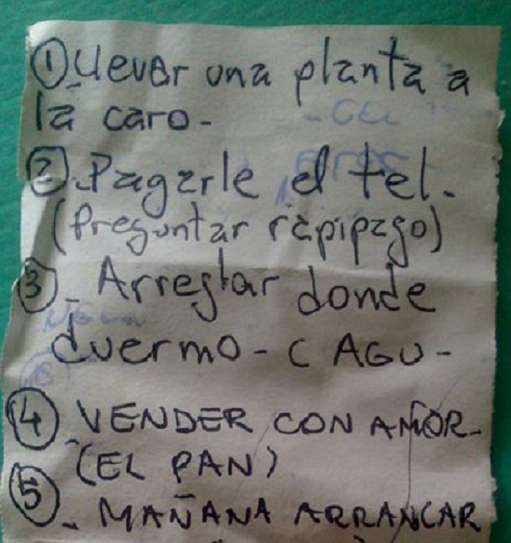 Vende pan en la calle y su misión es hacerlo con amor