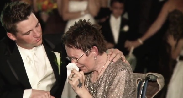 Su madre va en silla de ruedas, pero él no quería quedarse sin bailar con ella en su boda. ¡Hermoso!