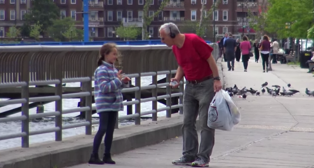 ¿Ayudarías a una niña que se ha perdido? Este experimento social te dejará helado