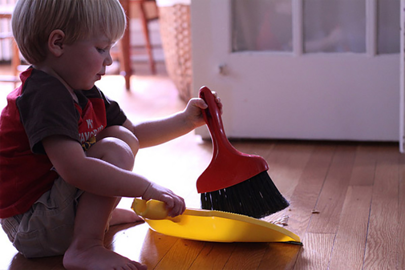 Según la ciencia, los niños que realizan tareas del hogar son más exitosos cuando son adultos