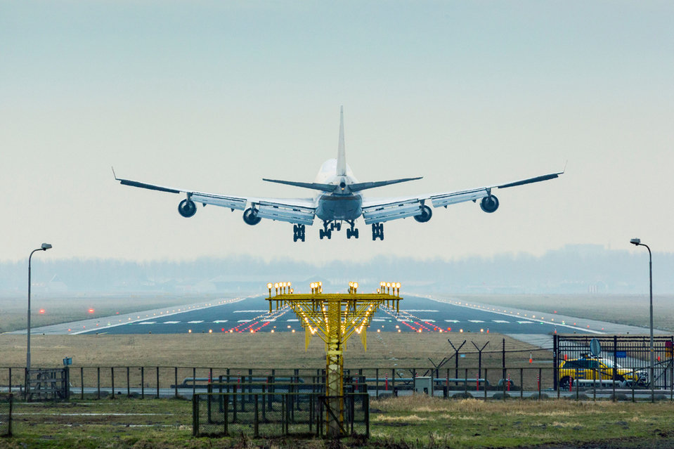 Murió un piloto en pleno vuelo y el copiloto tuvo que aterrizar el avión